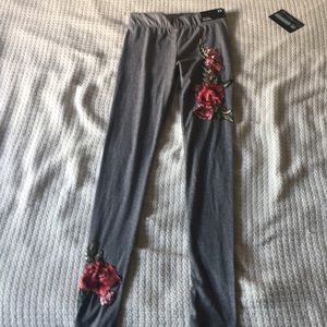 Embroidered grey leggings